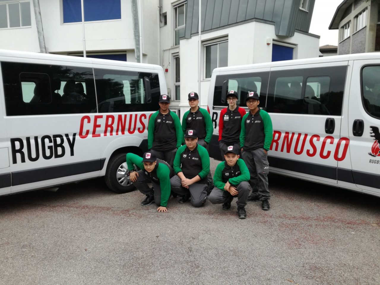 Furgoni per il rugby “addobbati” dagli studenti FOTO