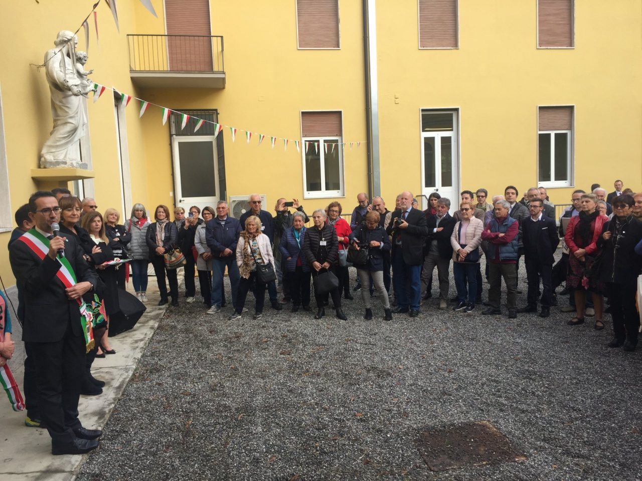 Infiltrazioni, barriere e zero privacy nell’ex oratorio appena riqualificato