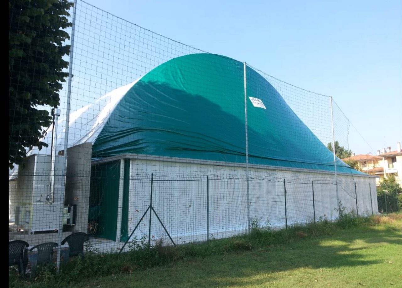 Campo da tennis nuovo, ma senza spogliatoi