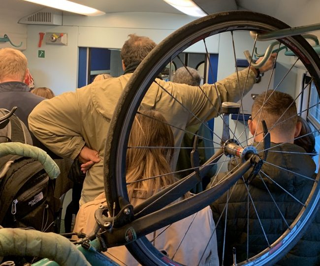 Treno stracolmo, pendolari ammassati (in piedi) anche nel deposito delle bici