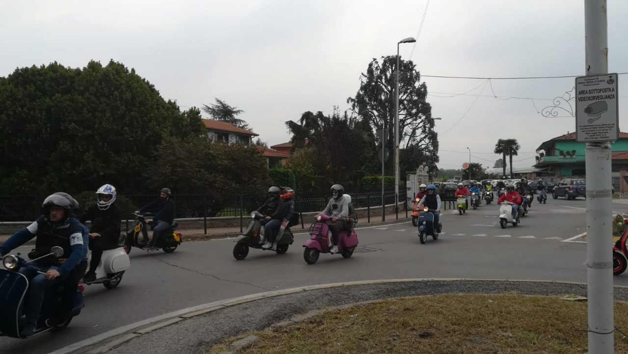 Party in Vespa nella Bassa, il corteo passa da Badalasco