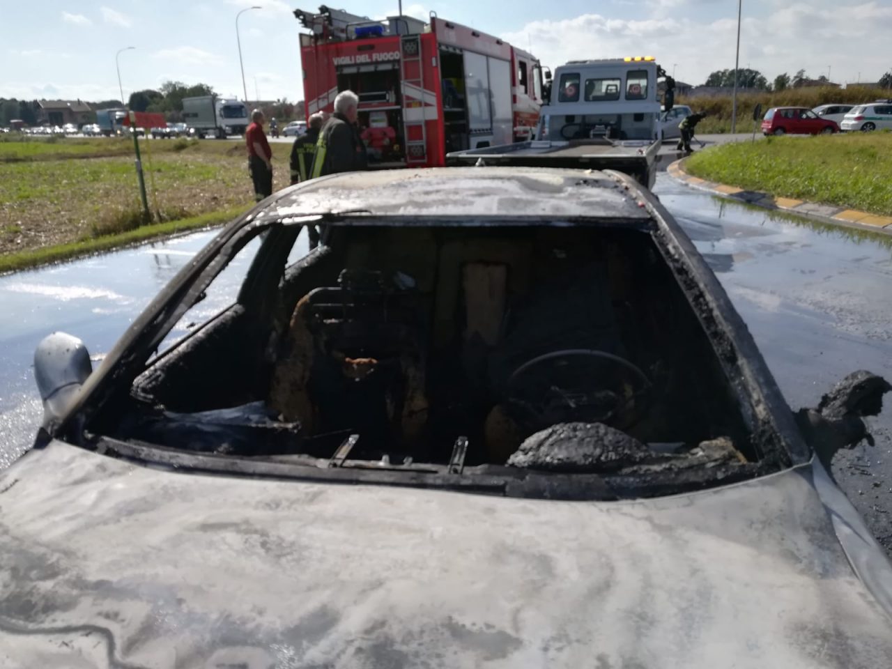 Auto in fiamme sulla Rivoltana, conducente salva per un pelo FOTO VIDEO