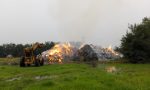 Incendio a Brugherio, bruciano due montagne di balle di fieno FOTO