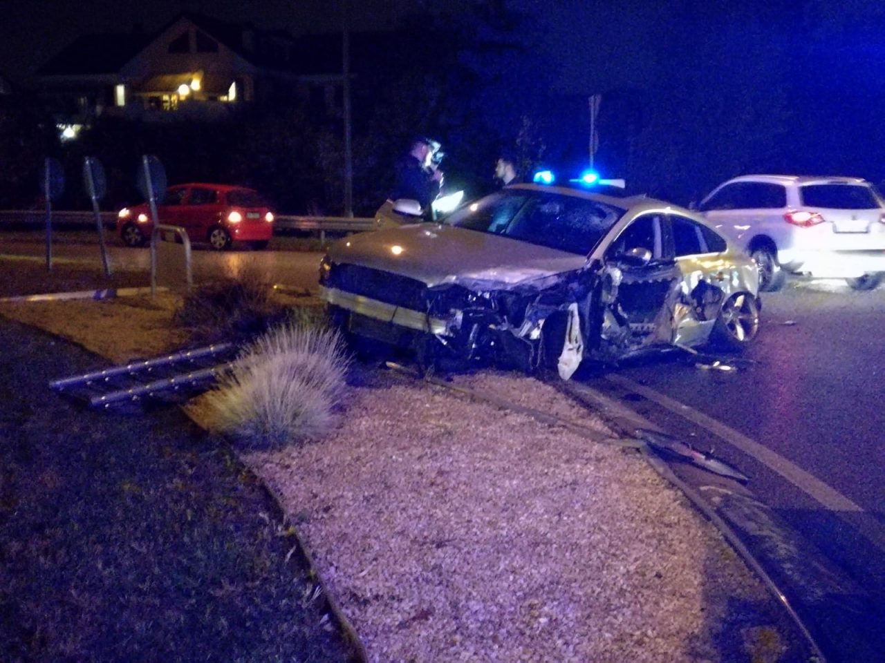 Incidente sulla Padana, perde il controllo dell’auto e abbatte i cartelli stradali FOTO