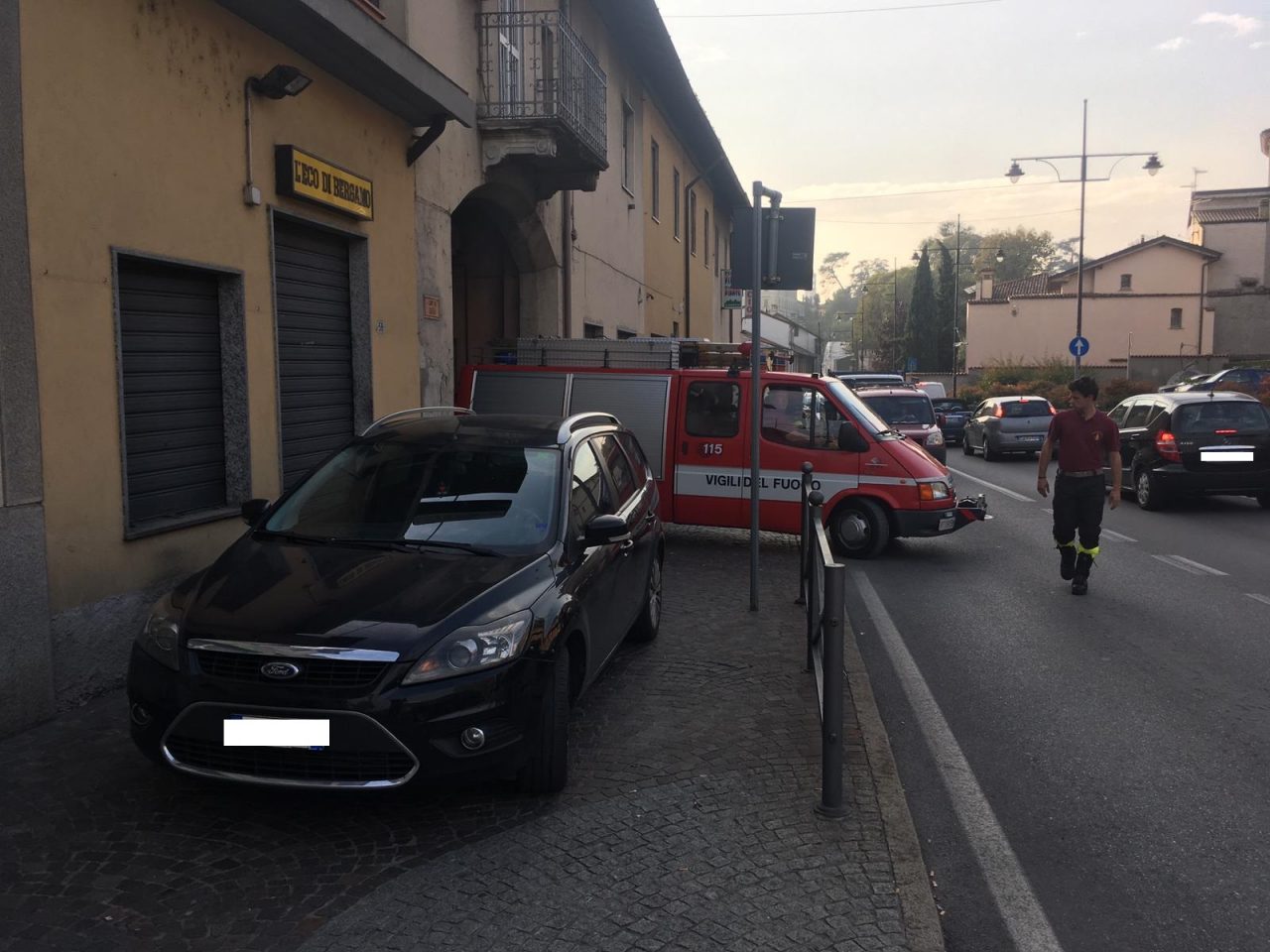 Colto da malore resta chiuso in auto, soccorso a Canonica