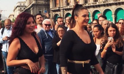 Ha vinto i pregiudizi e sfila in intimo in piazza Duomo VIDEO