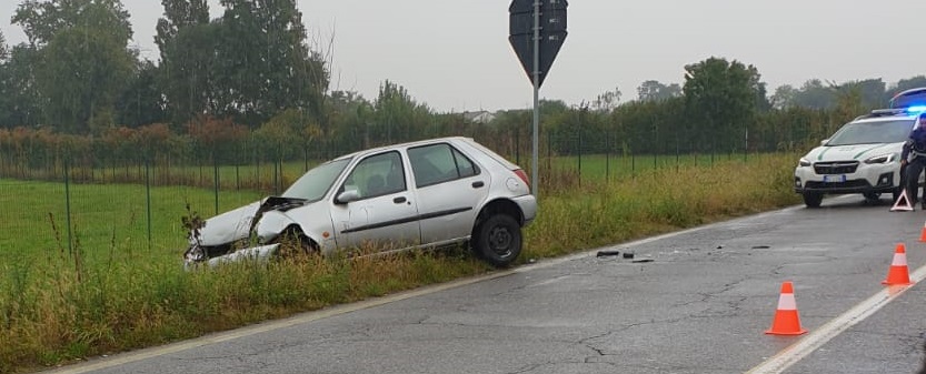 Auto nel fosso lungo la Provinciale tra Cernusco e Carugate
