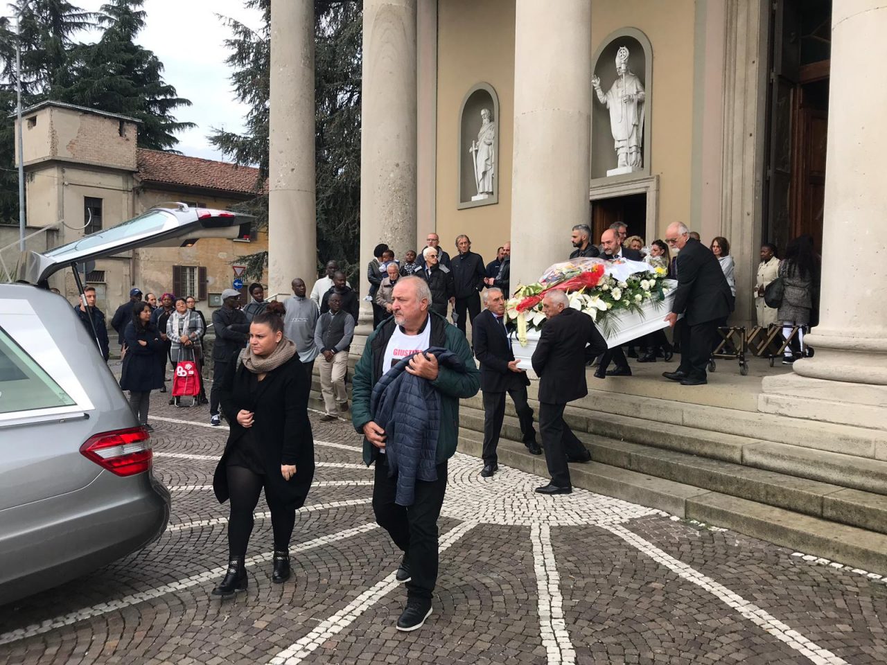 Commozione per i funerali di Sharly la giovane uccisa dal compagno a Pozzo d’Adda