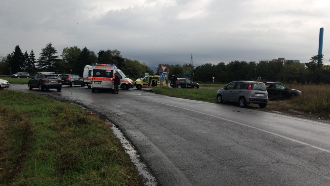 Incidente sulla Sp179, auto finisce fuori strada