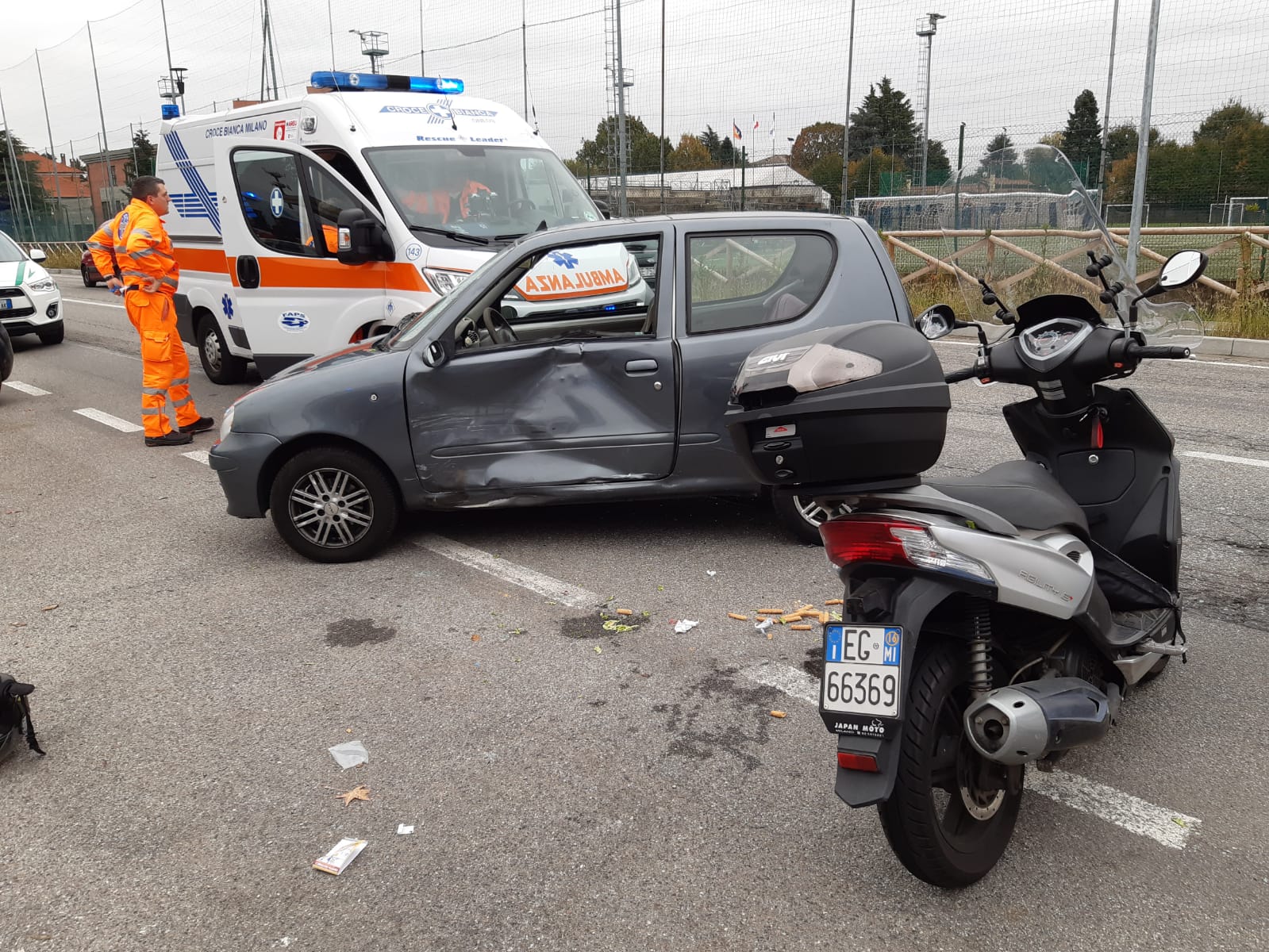 incidente tra un'auto e una moto a cassina de pecchi in via roma strada padana superiore