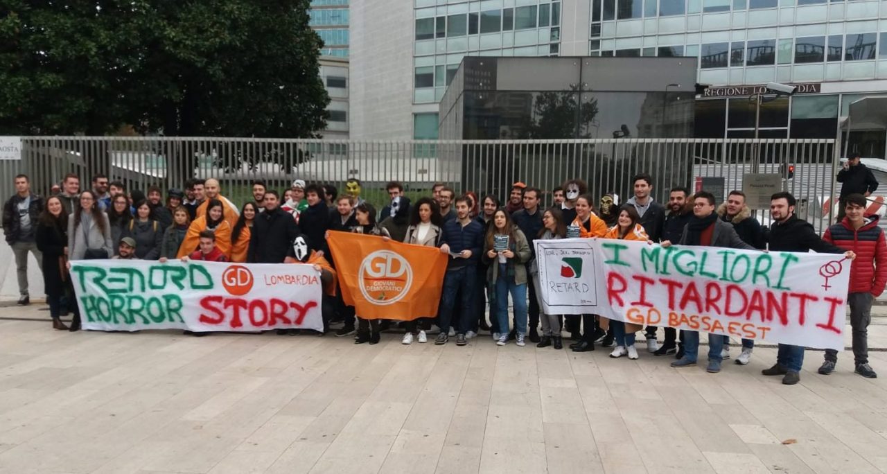 Trenord da incubo la protesta arriva sotto Palazzo Regione
