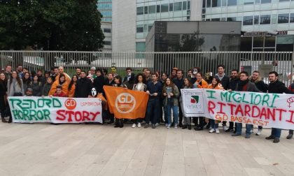 Trenord da incubo la protesta arriva sotto Palazzo Regione