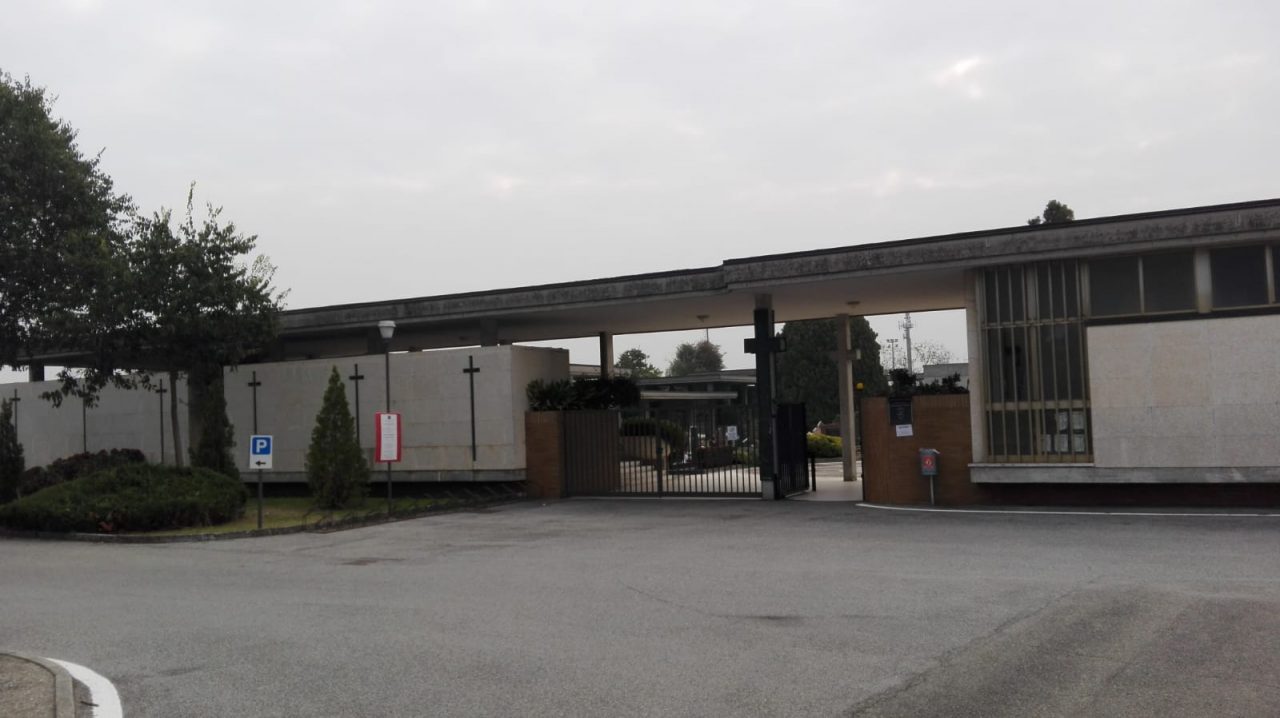 Malore mentre prega al cimitero: anziana grave in ospedale