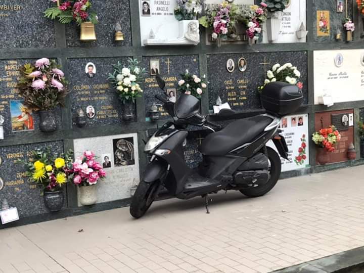 Cimitero diventa “parcheggio” per scooter