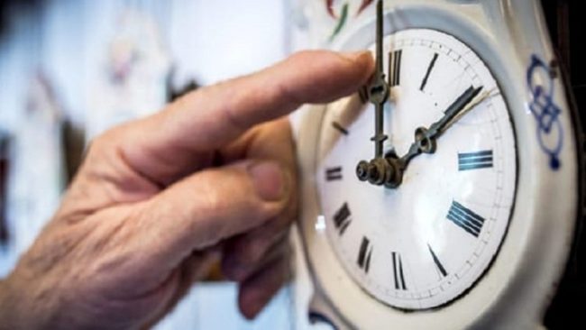 L’ora solare torna nella notte fra 26 e 27 ottobre… sarà l’ultima volta?