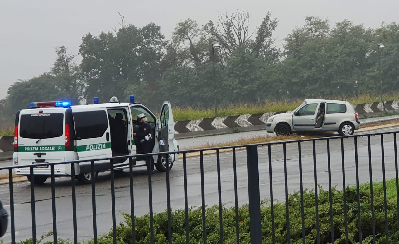 Auto rimane in bilico sull’isola spartitraffico: 22enne in ospedale