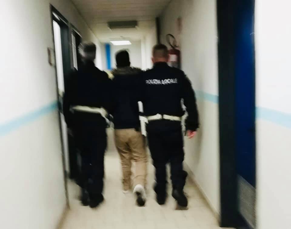 Fa la spesa a scrocco e picchia il vigilante: arrestato per rapina
