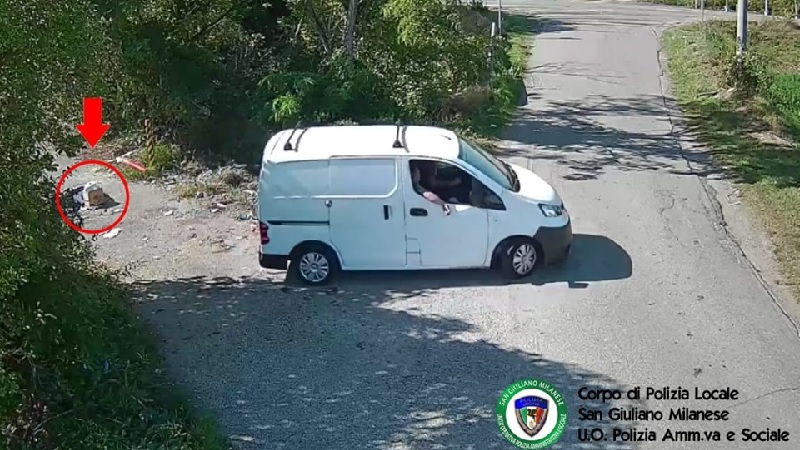 Beccati a scaricare rifiuti. Multa da 6.500 euro