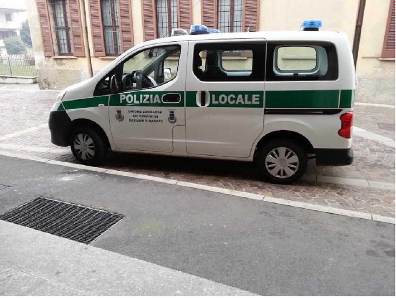 Auto bruciata rinvenuta nei campi a Basiano