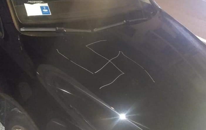Svastica incisa sul cofano di un’auto. Allarme in paese per il secondo caso