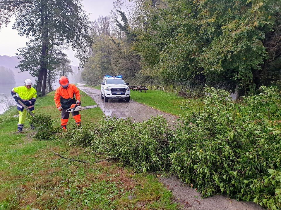 Protezione civile in azione lungo l’alzaia a Trezzo sull’Adda