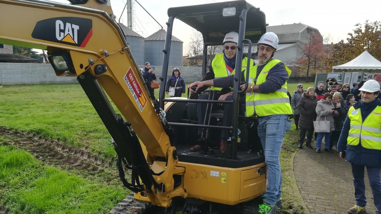 Grezzago, il sindaco sale sulla ruspa e inaugura il cantiere della nuova ala della scuola primaria FOTO e VIDEO