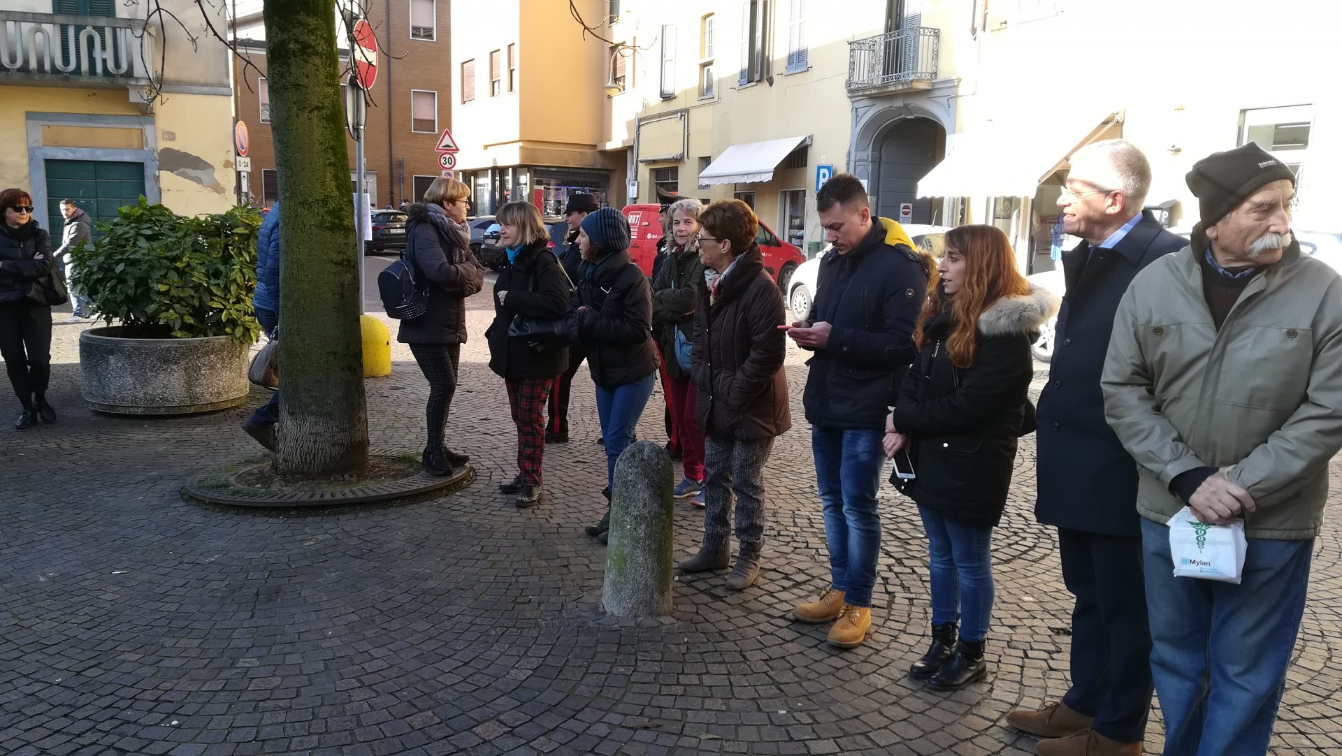 Flash mob contro la violenza di genere e inaugurazione della panchina rossa a Gorgonzola