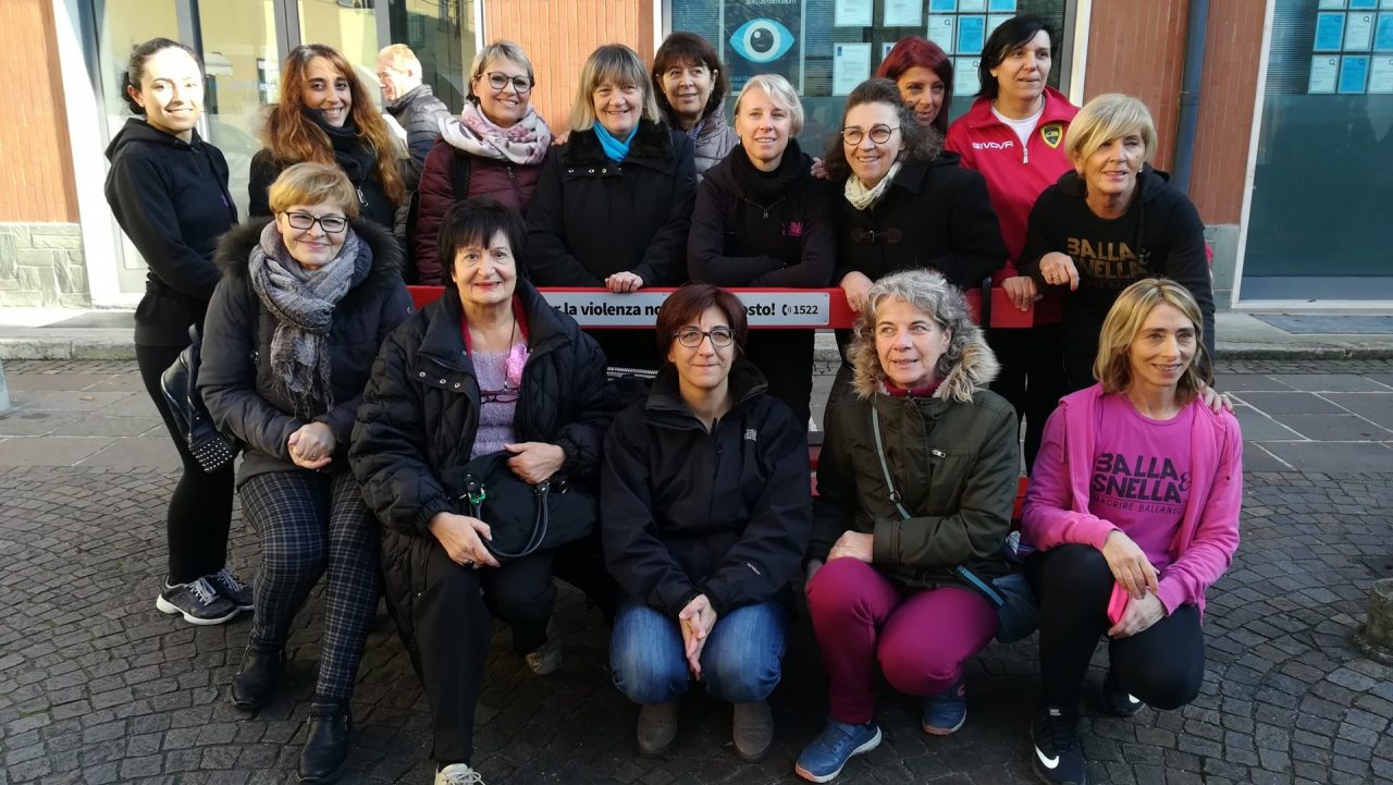 Flash mob contro la violenza sulle donne e per inaugurare la panchina rossa a Gorgonzola FOTO e VIDEO