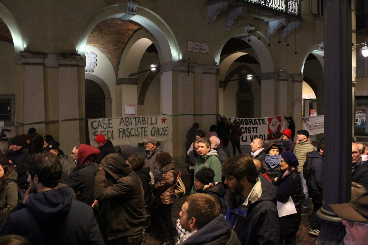 Treviglio, il presidio antifascista diventa un corteo non autorizzato: scontri con la polizia VIDEO