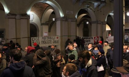 Treviglio, il presidio antifascista diventa un corteo non autorizzato: scontri con la polizia VIDEO