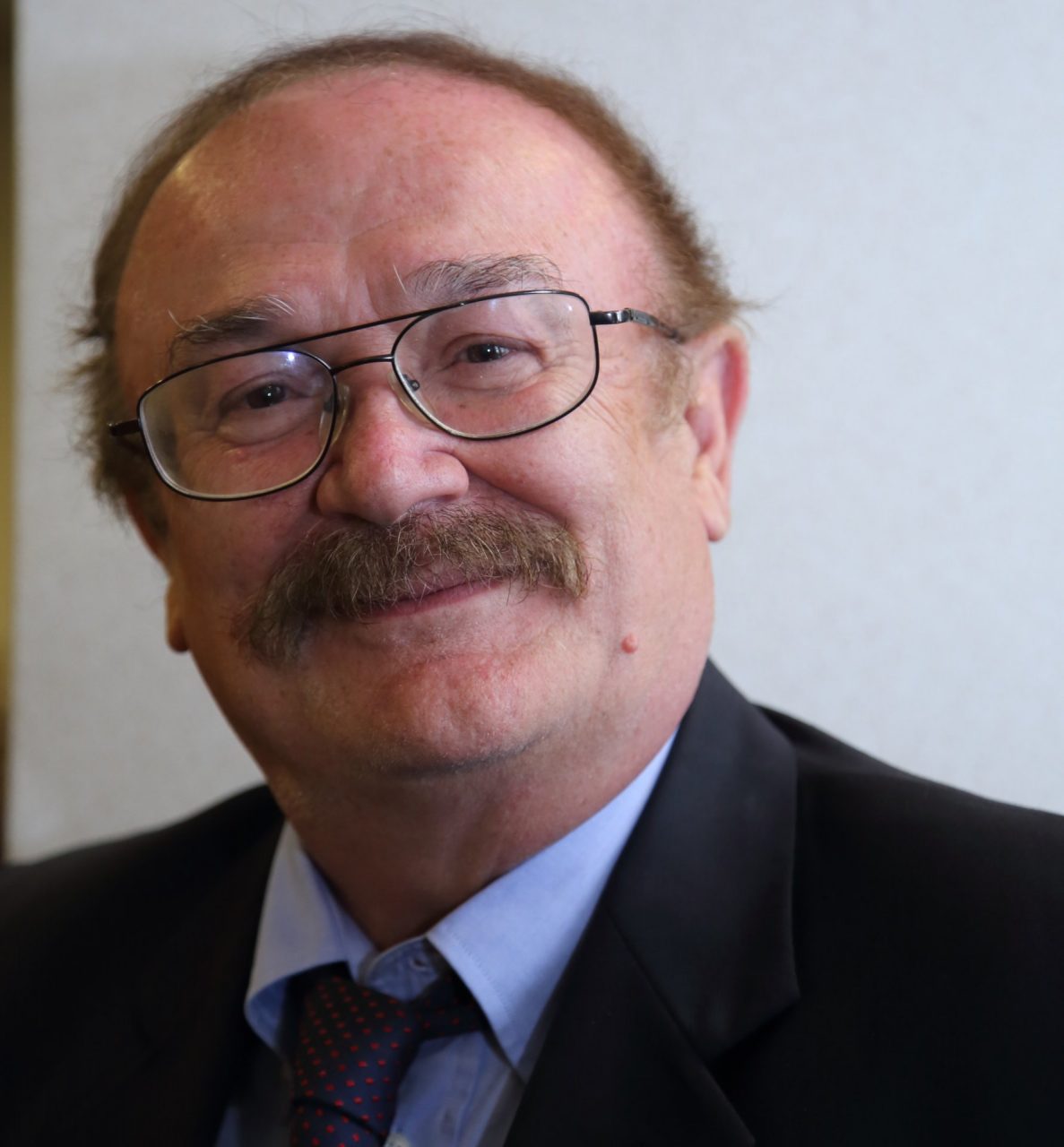 Abbraccia e deruba l’ex sindaco, che la insegue e recupera la refurtiva