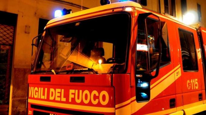 A fuoco un rimorchio con i rifiuti edili, il fumo avvolge il quartiere