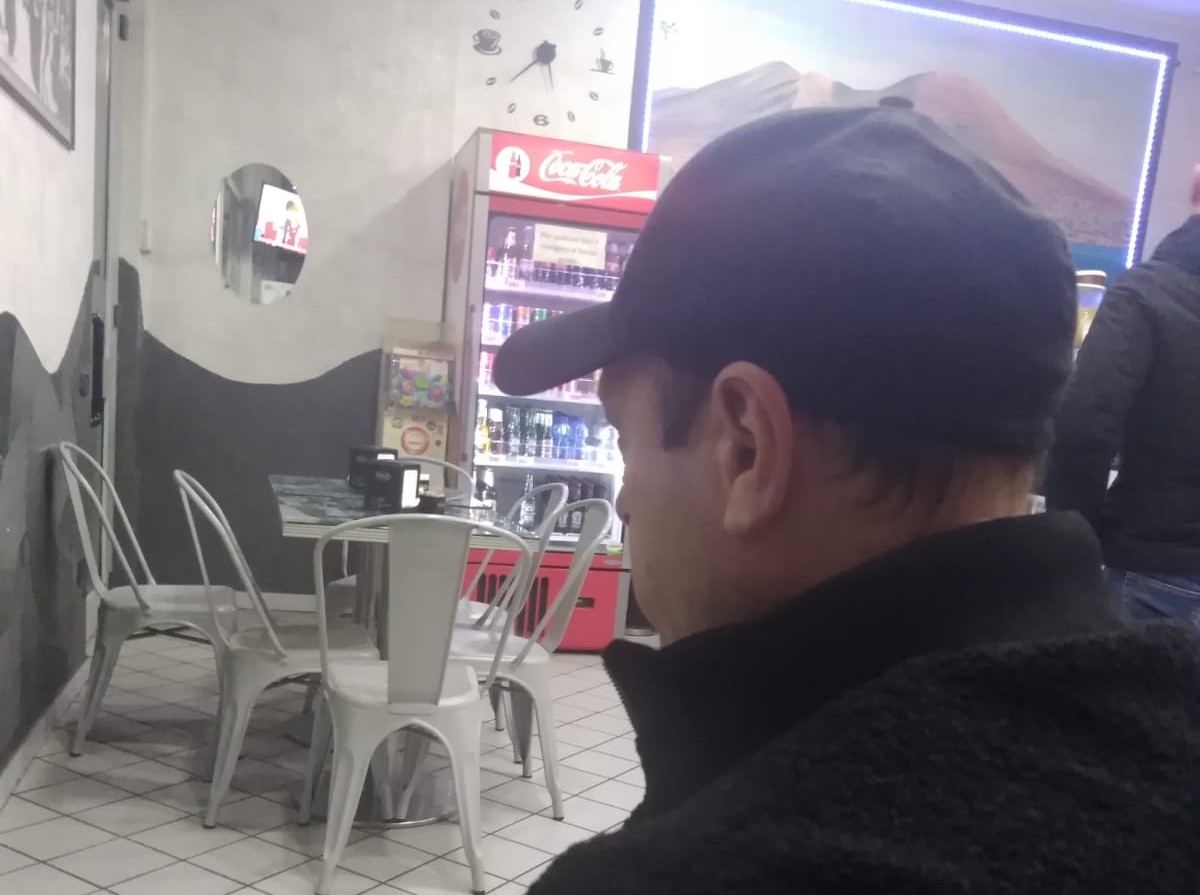 Scende nel box di notte e viene brutalmente pestato dai ladri