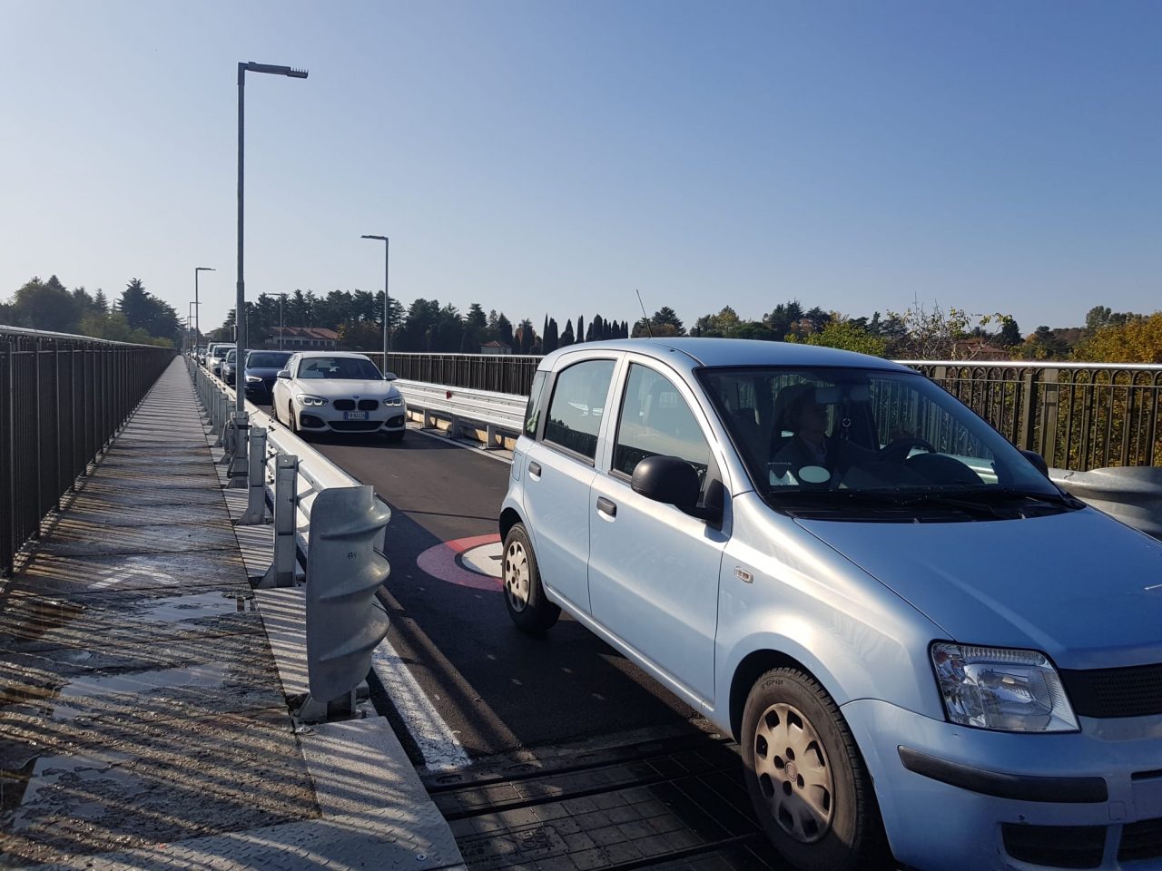 Tenta il suicidio dal ponte di Paderno: salvato