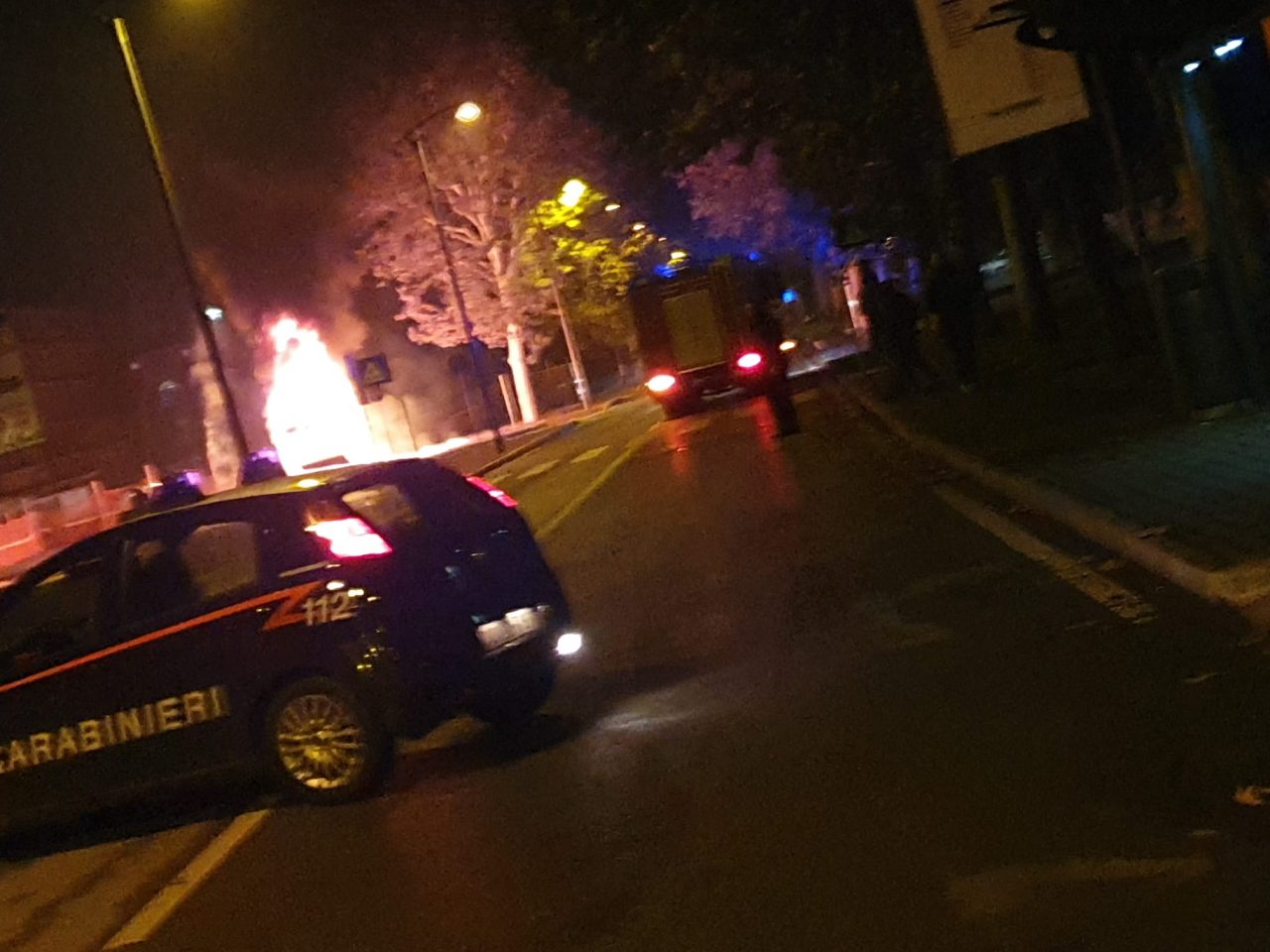 Tre veicoli a fuoco nella notte a Cernusco sul Naviglio | FOTO E VIDEO