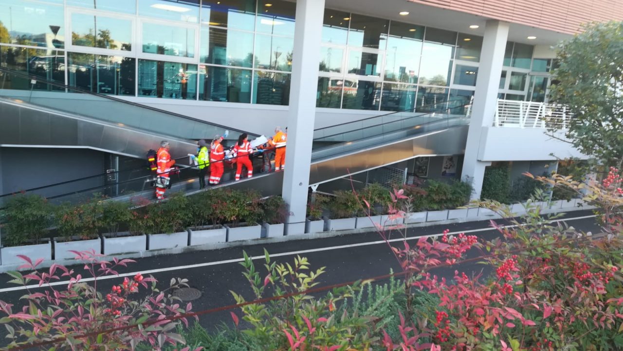 Cade e perde i sensi nel parcheggio del supermercato, portato in ospedale in codice rosso FOTO