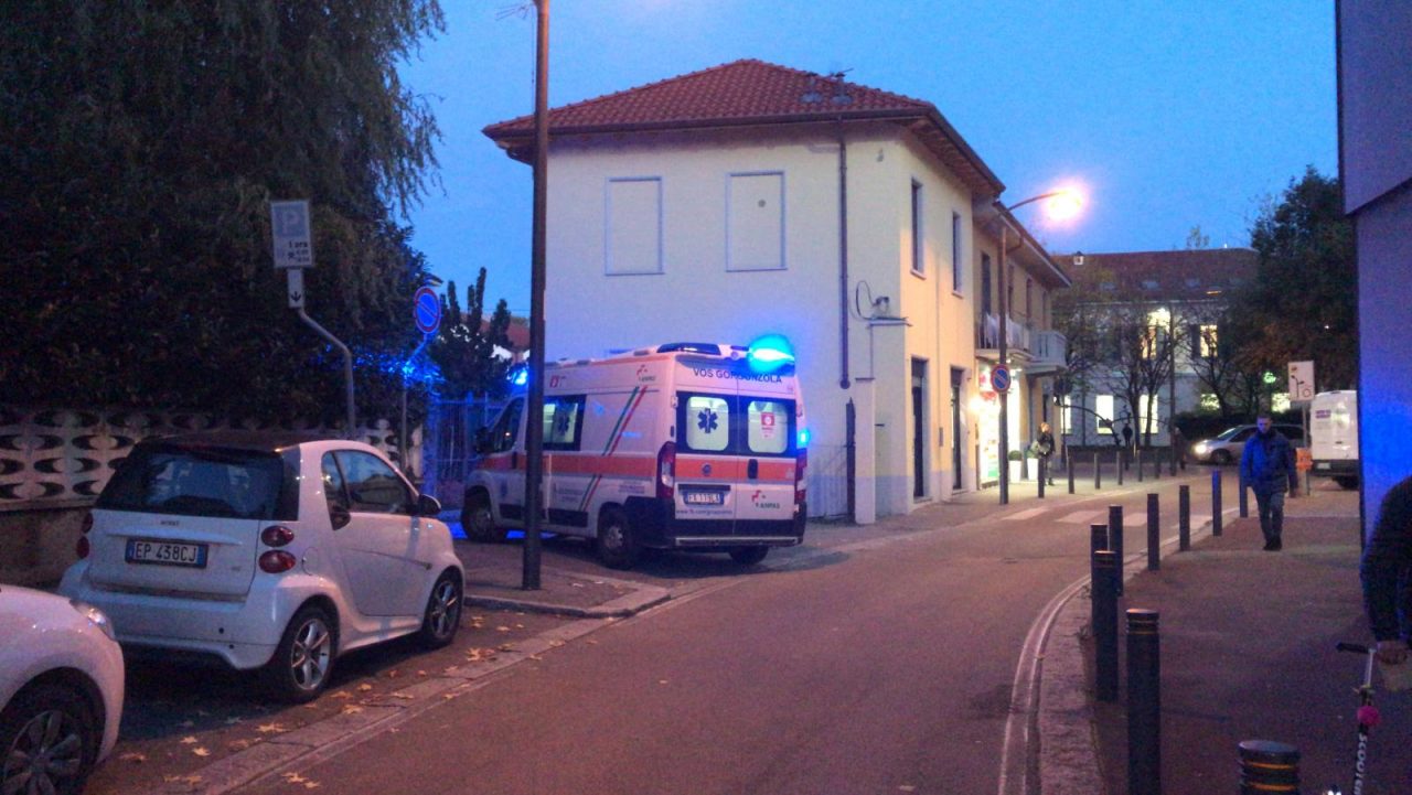 Giovane caduto dal secondo piano, ambulanza a Cernusco