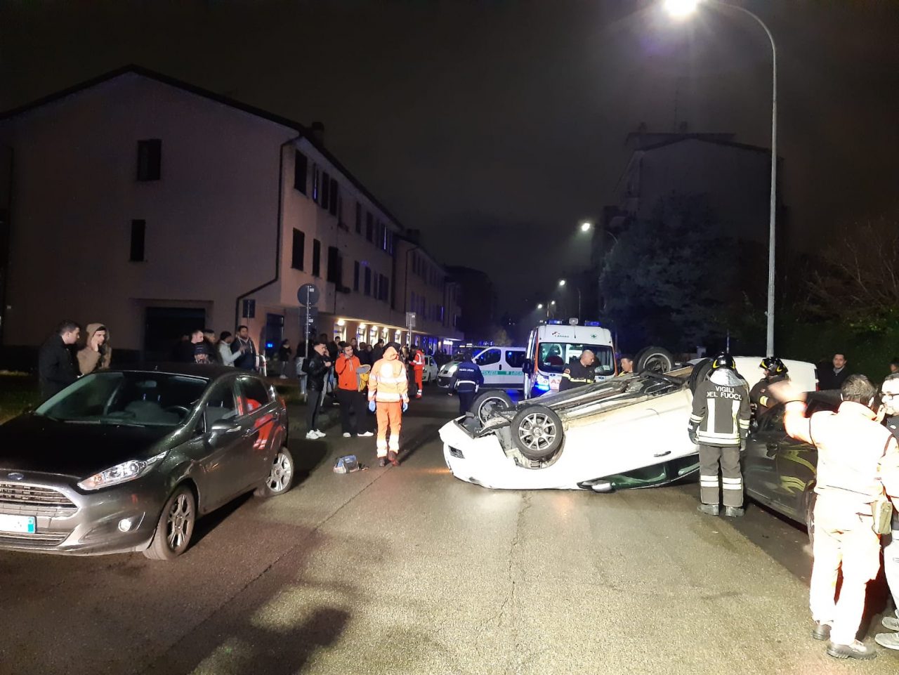 Auto ribaltata in via Masaccio a Pioltello FOTO