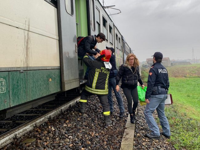Paura sul treno a Treviglio, fuoriuscita di fumo da un vagone