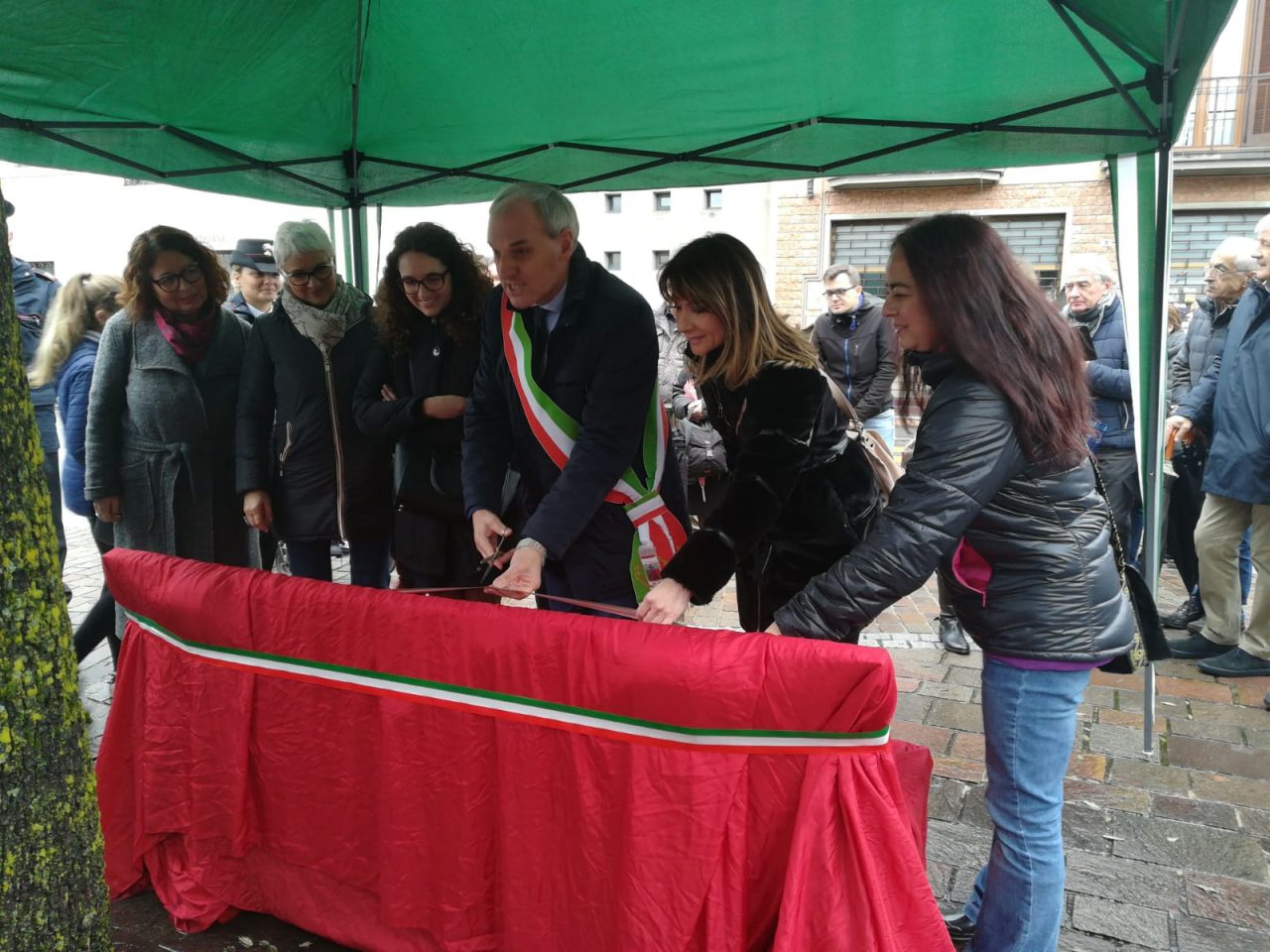 No alla violenza sulle donne, Fara inaugura la panchina rossa FOTO