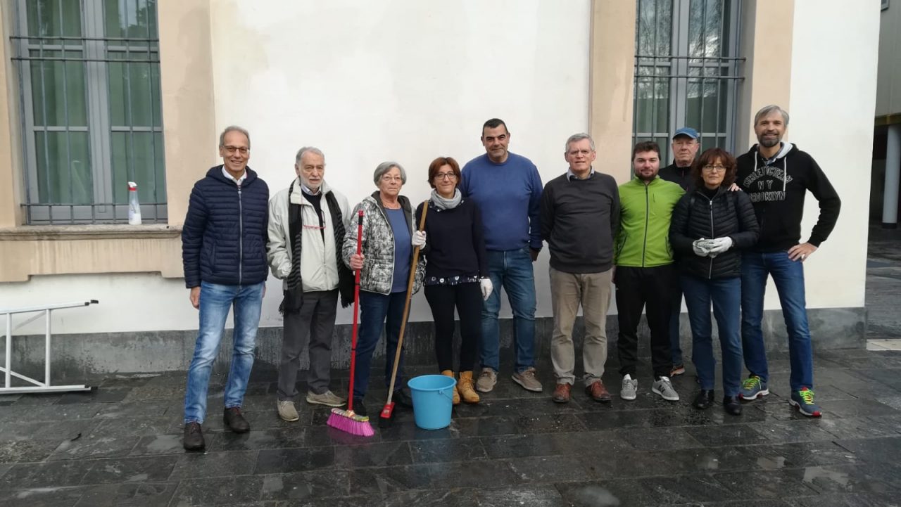 Sindaco e volontari in azione contro gli atti vandalici avvenuti durante la Fiera di Santa Caterina a Gorgonzola FOTO