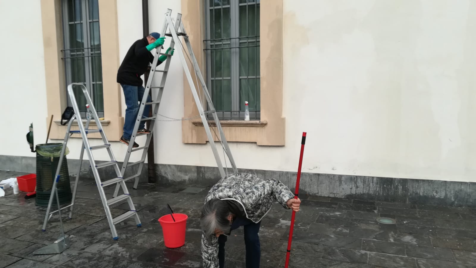 Il sindaco Angelo Stucchi di Gorgonzola insieme ai volontari ripuliscono i danni lasciati dai vandali alla fiera di Santa Caterina