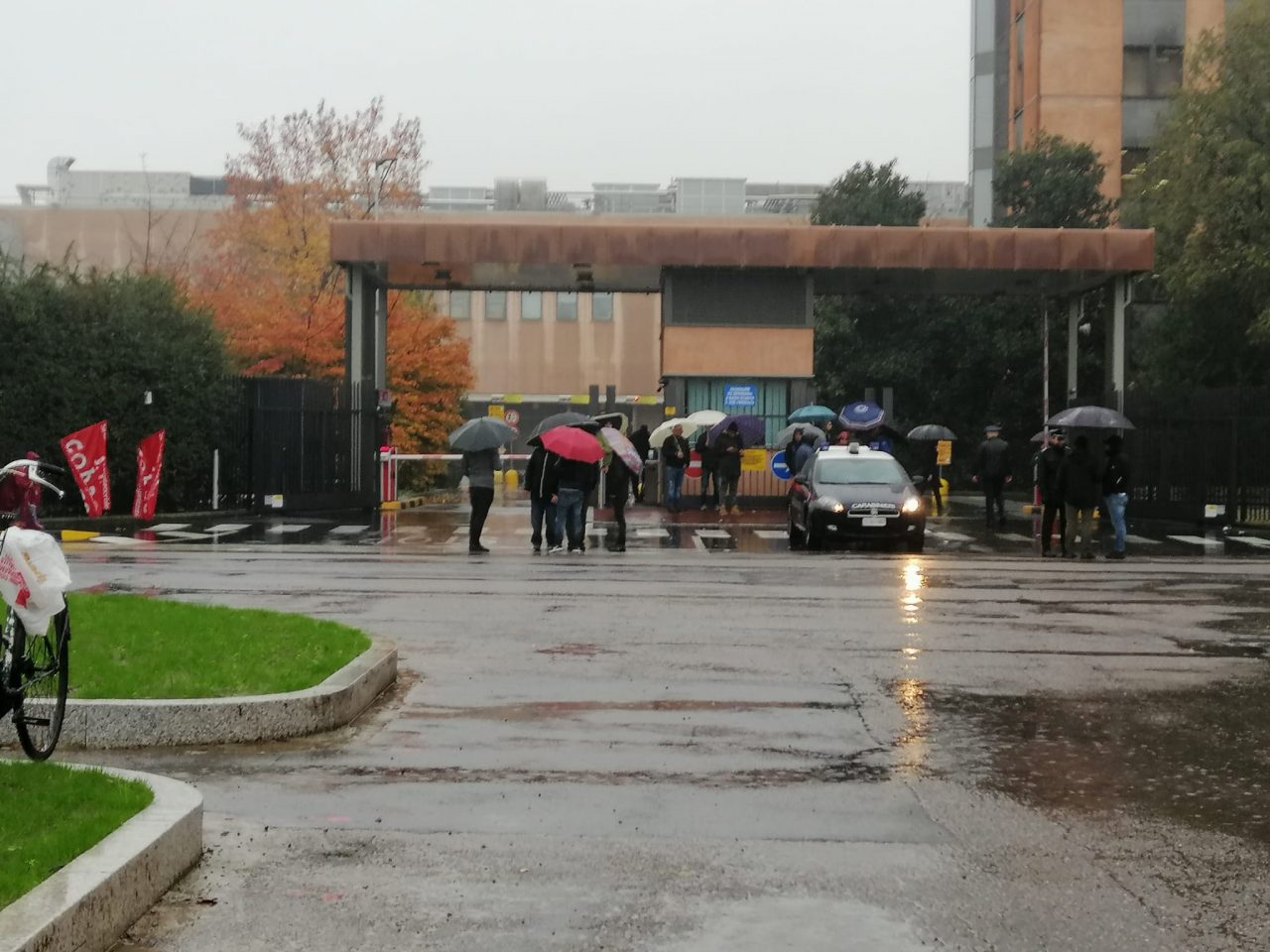 Sciopero dei lavoratori che bloccano i camion, traffico in tilt a Pioltello