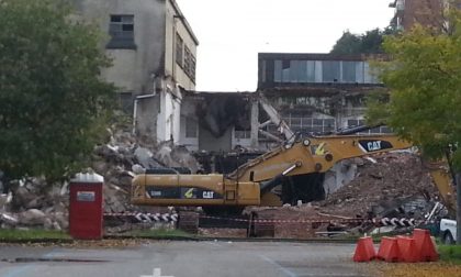 Vaprio iniziata la demolizione dell'Abduana. Farà posto al cantiere per la scuola