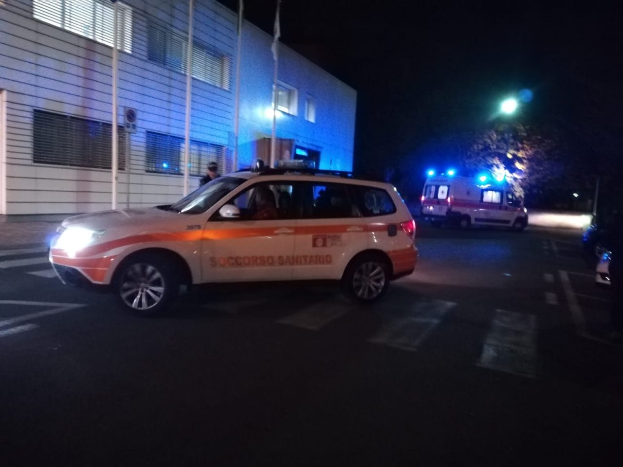 Principio di infarto in piazza, salvato dalla Polizia locale