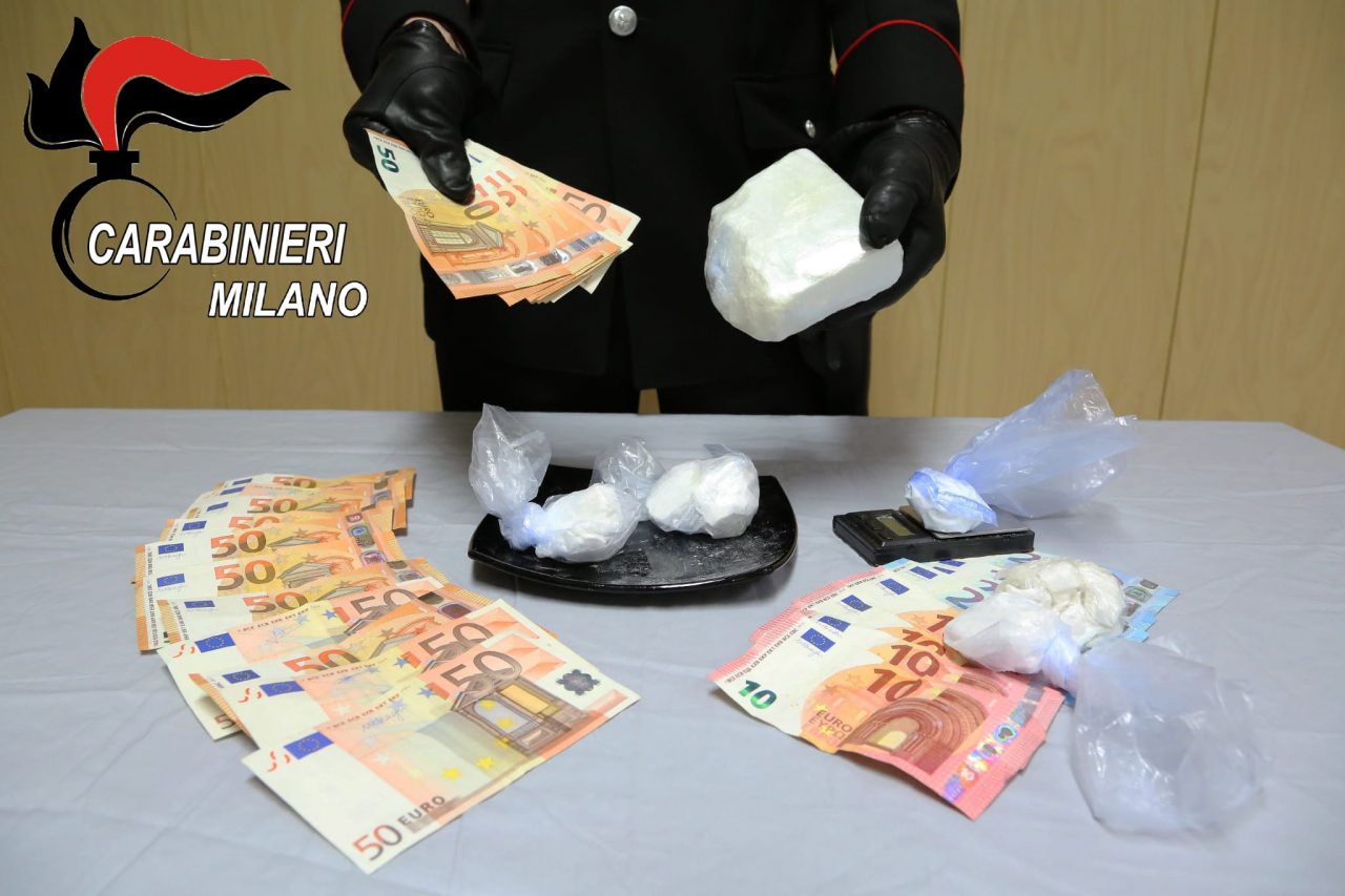 Quattro etti di cocaina in casa e un “tesoretto” in contanti: arrestato FOTO