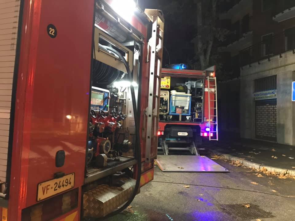 L’auto prende fuoco e va a sbattere contro un muretto
