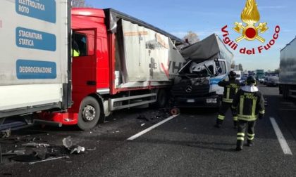 Tamponamento tra Tir in autostrada: camionisti miracolati FOTO