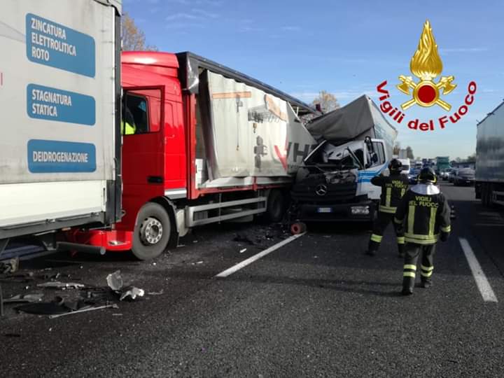 Tamponamento tra Tir in autostrada: camionisti miracolati FOTO