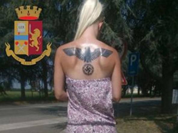 Istigavano violenze razziste sul web, tra gli indagati anche “Miss Hitler”